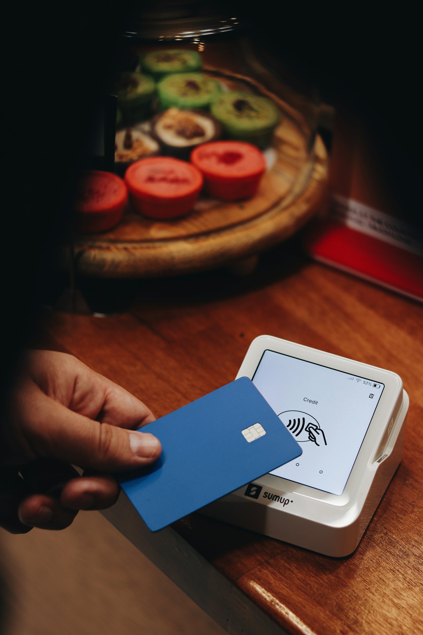 Primo piano di un terminale POS con una carta appoggiata al lettore contactless